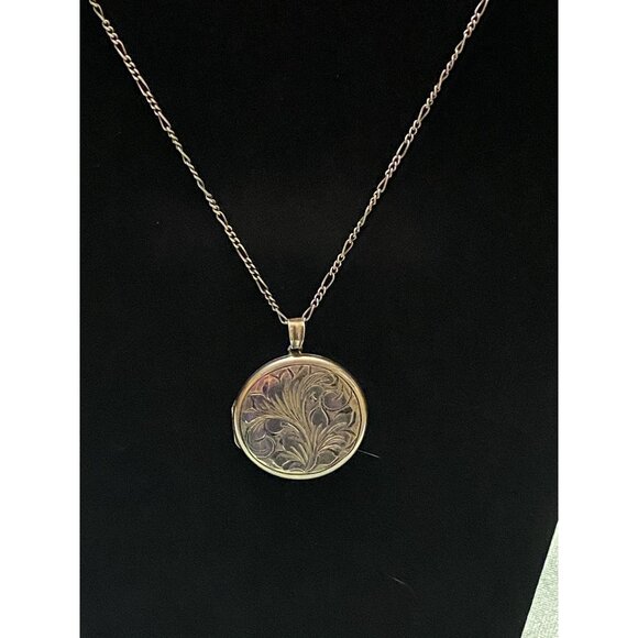 Vintage .925 STERLING SILVER Etched Round Locket w/ Original PHOTOS | Sentimenta - Picture 2 of 9